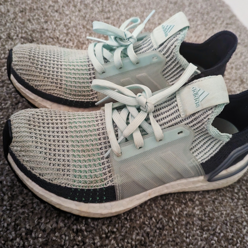 adidas running shoes ultraboost women's size 7.5 navy and light blue